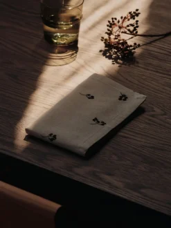 Ferm Living Juleservietter>Baies Napkins - Set of 4 - Natural/Dark Chocolate