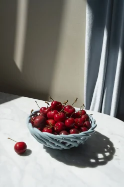 Outlet CERAMIC BASKET SICILIA SMALL LIGHT BLUE Figurer & Skulpturer