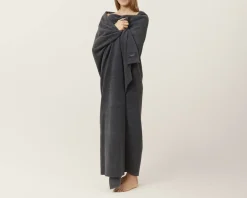 Karmameju Skincare Plaider>HIMALAYA FLEECETÆPPE - COLOUR / Grey