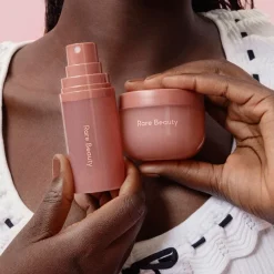 Mini Find Comfort: Awaken Confidence - Essentielle fugtgivende kropspl-RARE BEAUTY Outlet