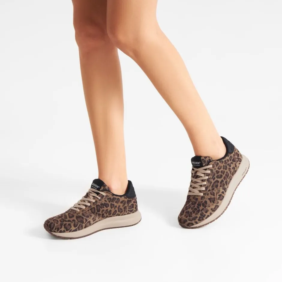 Nicoline Leo-Woden Hot