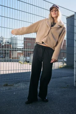 Dame Noisy may Jakker & Frakker><noscript><img width=