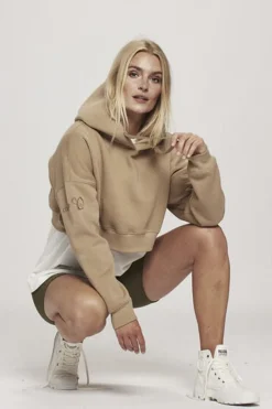 Oversized Crop hættetrøje-Carite Hot