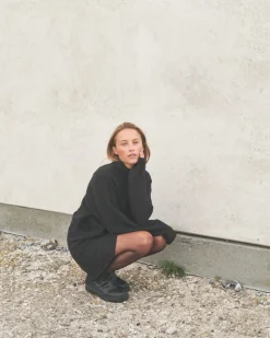 Dame Neo Noir Strik><noscript><img width=