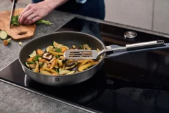 Outlet Simplify Stegepande, 24 cm, 18/10 rustfrit stål, Keramisk be Gryder & Pander