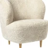 Hot Stay Lounge Chair - Fully Upholstered, Small, Wooden legs Ba Møbler