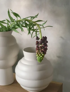 Hot Tortus Archie vase No3 white Vaser & Urtepotteskjulere